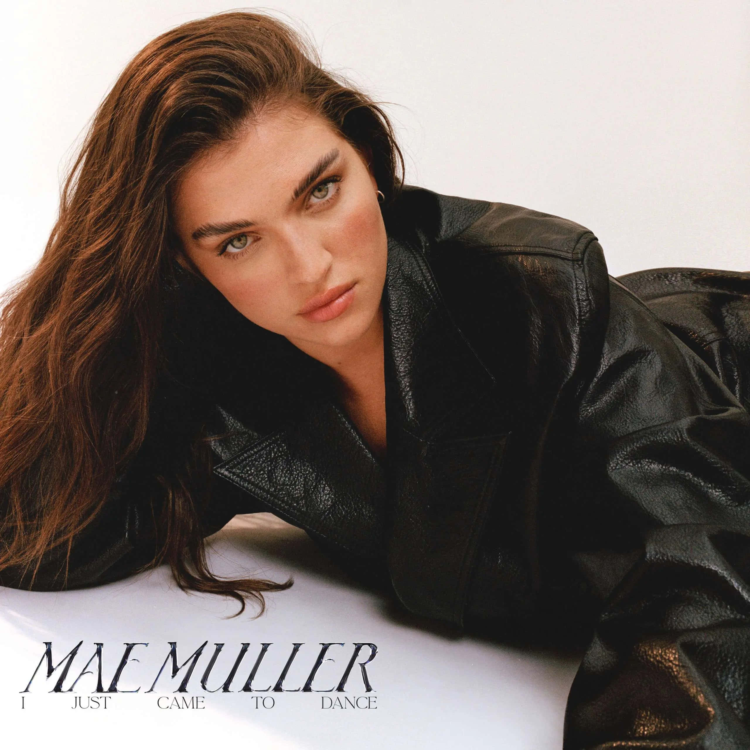 Mae Muller, black leather jacket, long brown hair, 2K Desktop Wallpaper