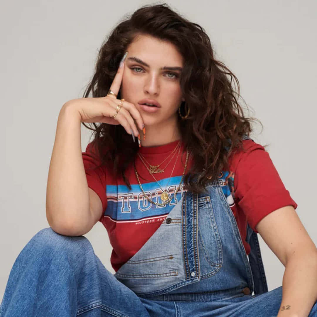 Mae Muller, red Tommy Hilfiger t-shirt, denim overalls, SD Desktop Wallpaper