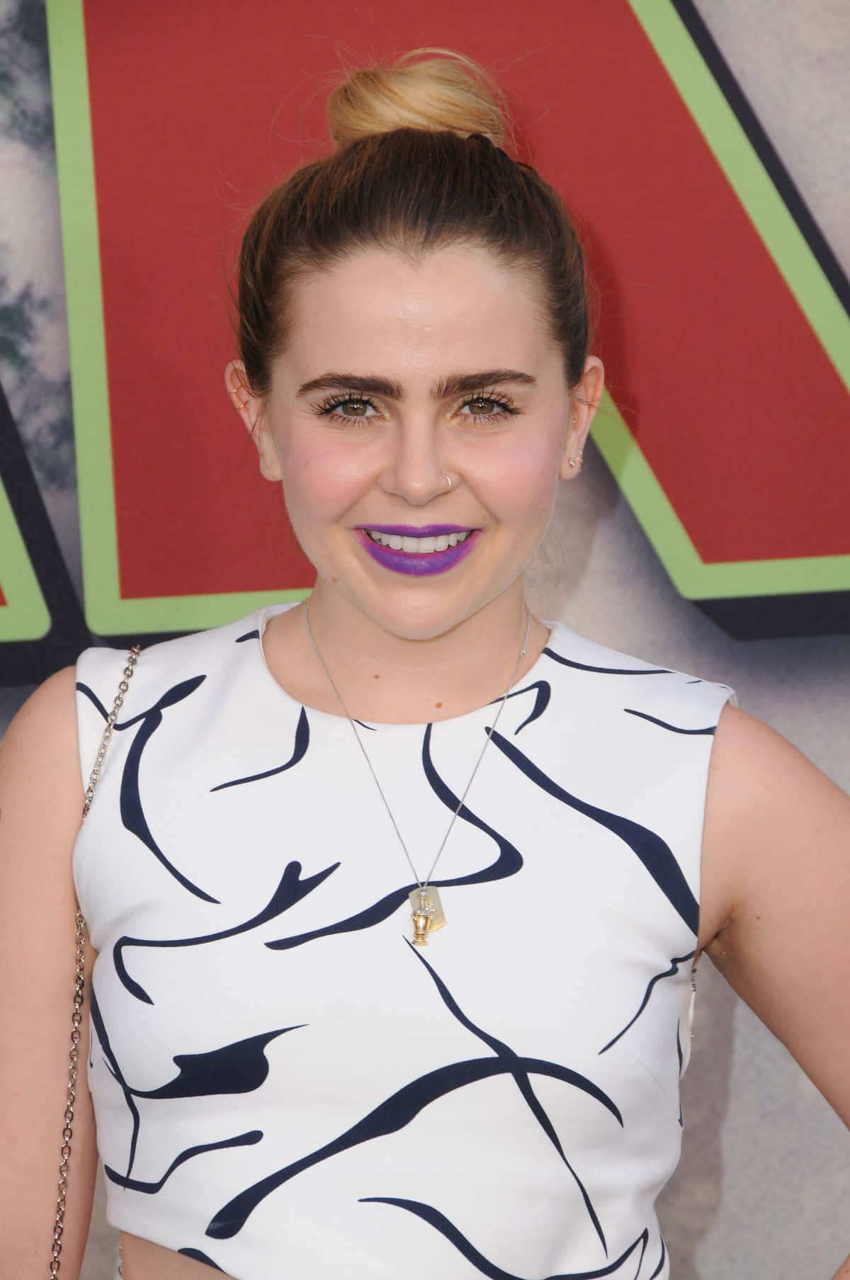 Mae Whitman, blonde hair, bun, HD Phone Wallpaper