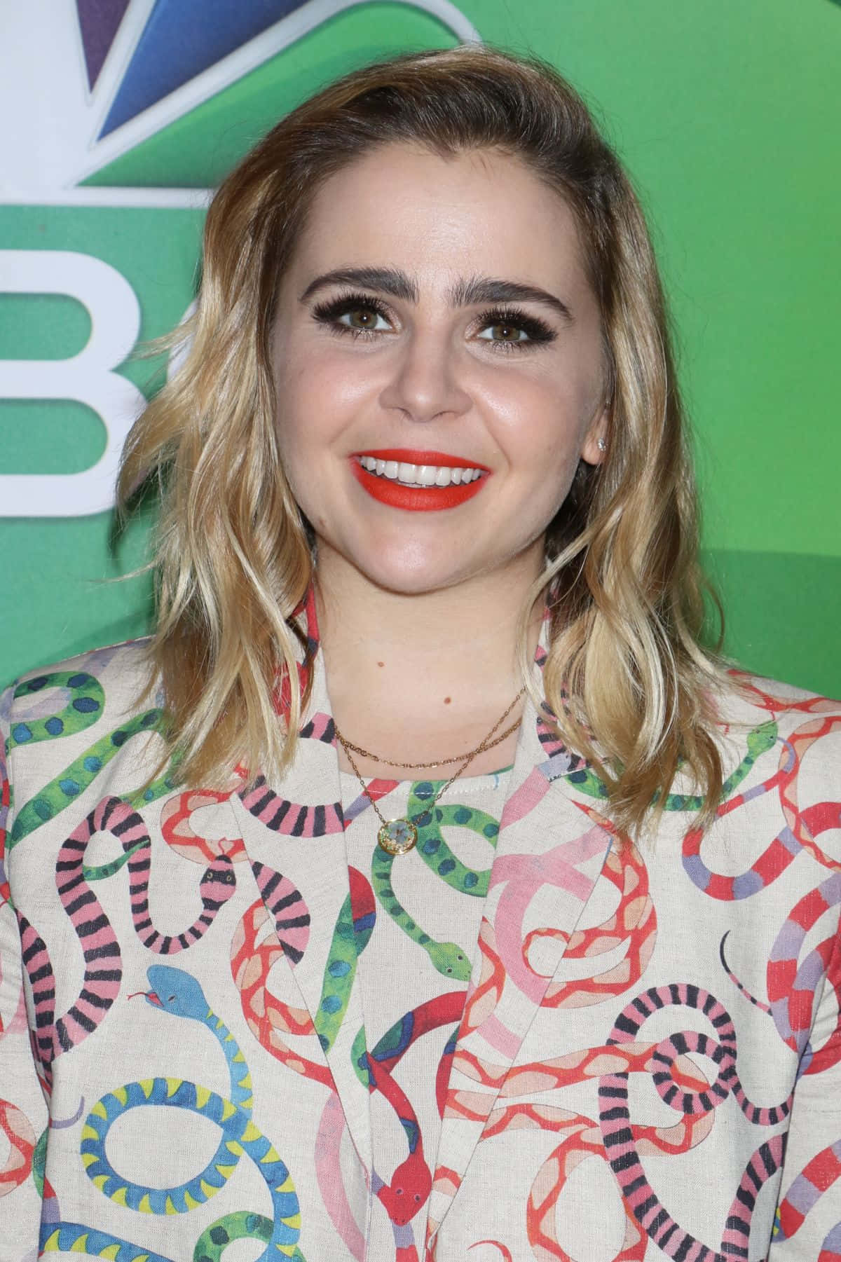 Mae Whitman, blonde hair, bold red lipstick, HD Phone Wallpaper