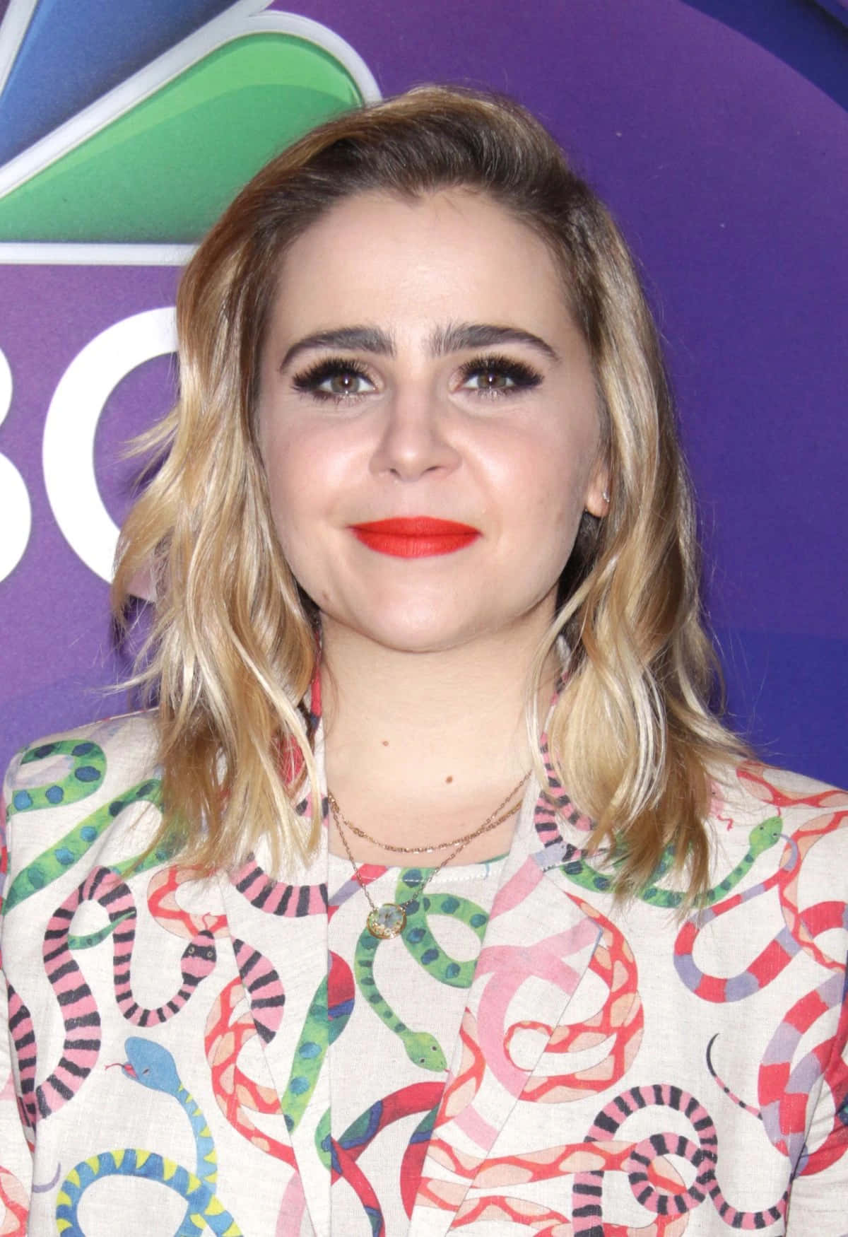 Mae Whitman, blonde hair, red lipstick, HD Phone Wallpaper