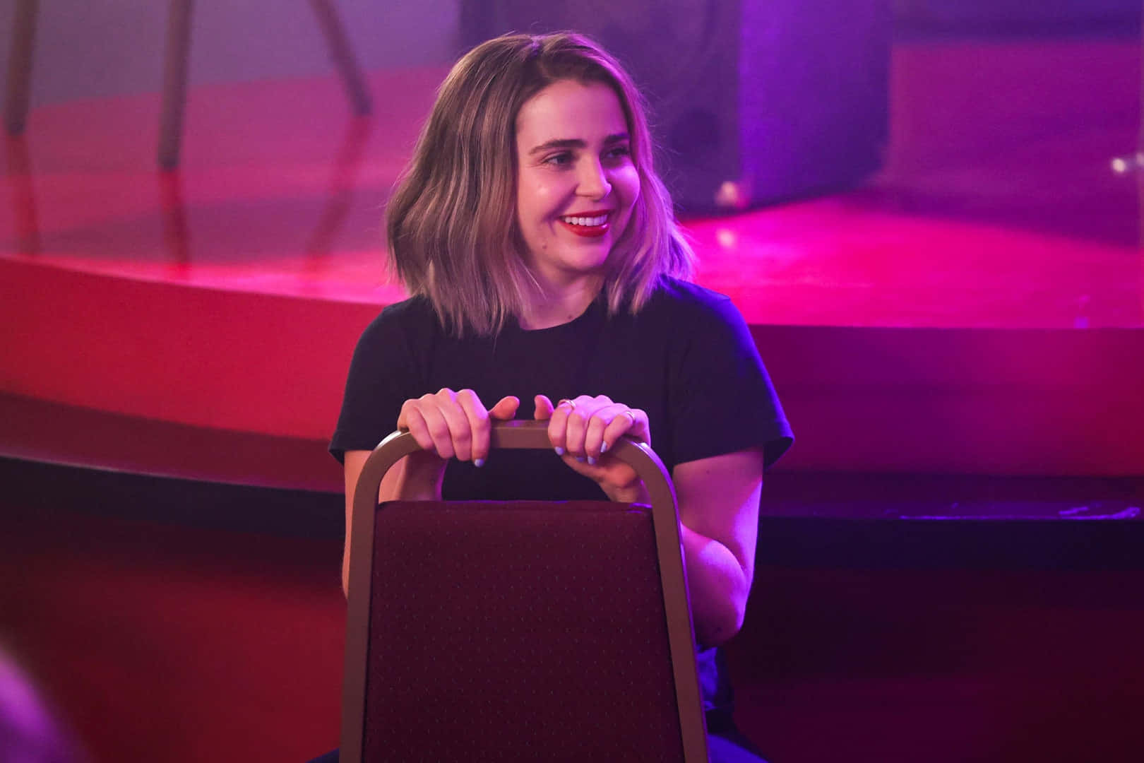 Mae Whitman, short blonde hair, vibrant pink and purple stage lighting, HD Desktop Wallpaper