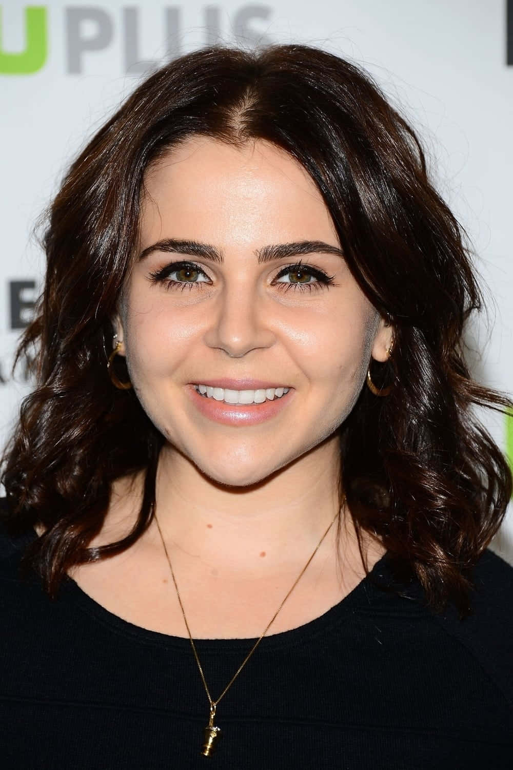 Mae Whitman, black top, gold hoop earrings, HD Phone Wallpaper