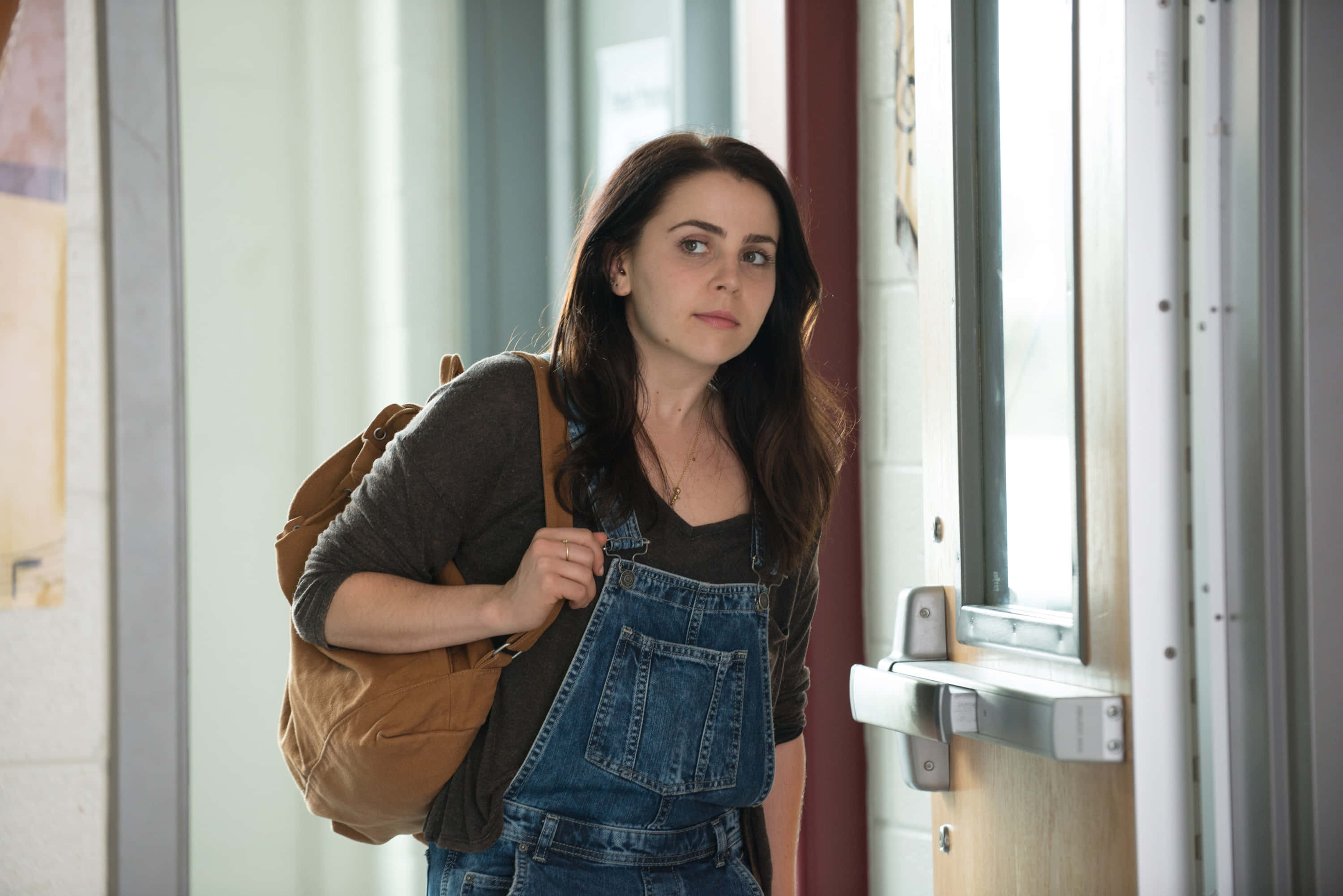 Mae Whitman, denim overalls, brown backpack, 2K Desktop Wallpaper
