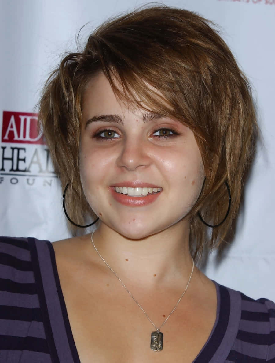 Mae Whitman, short brown hair, hoop earrings, SD Phone Wallpaper