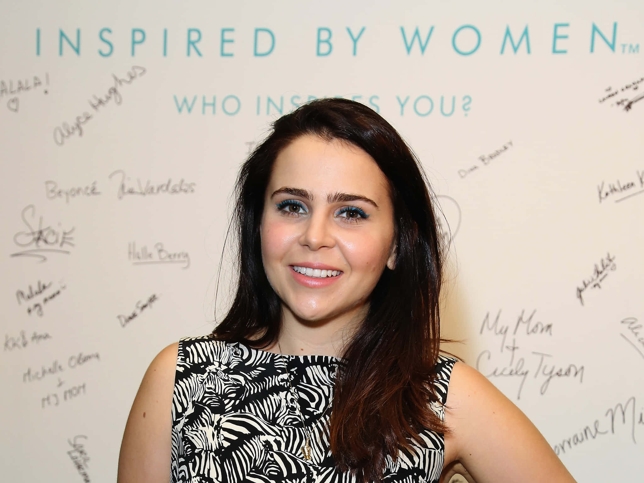 Mae Whitman, black and white patterned dress, wall covered in handwritten signatures, Full HD Desktop Wallpaper