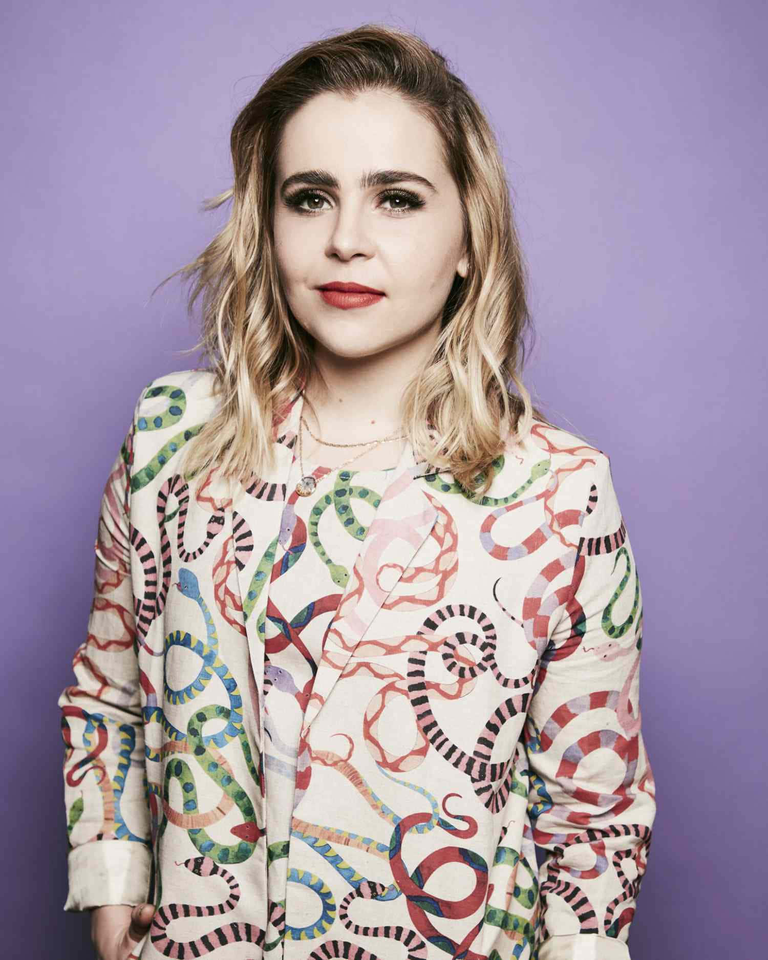 Mae Whitman, wavy blonde hair, bold red lips, HD Phone Wallpaper