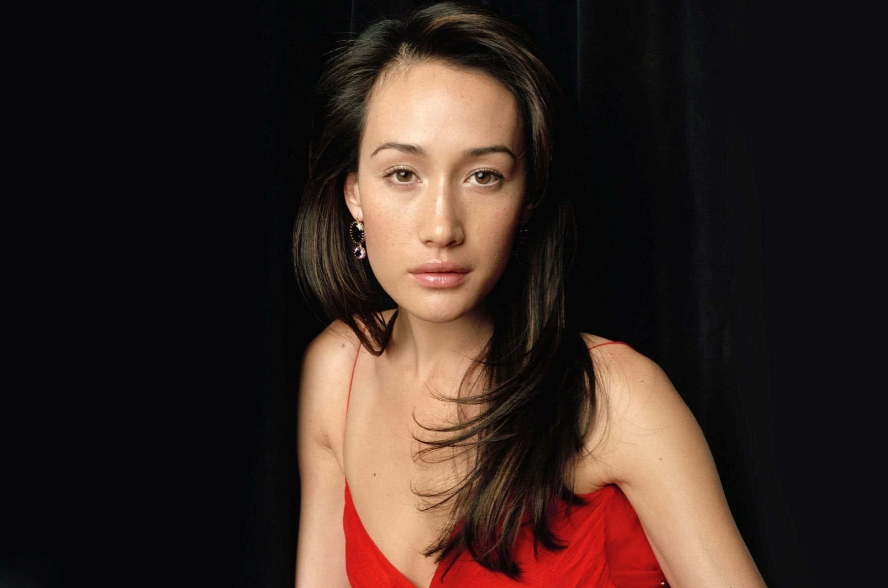 Maggie Q, red dress, black backdrop, HD Desktop Wallpaper