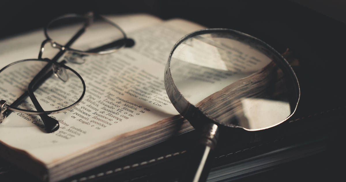 vintage magnifying glass, round-framed glasses, open book, SD Desktop Wallpaper