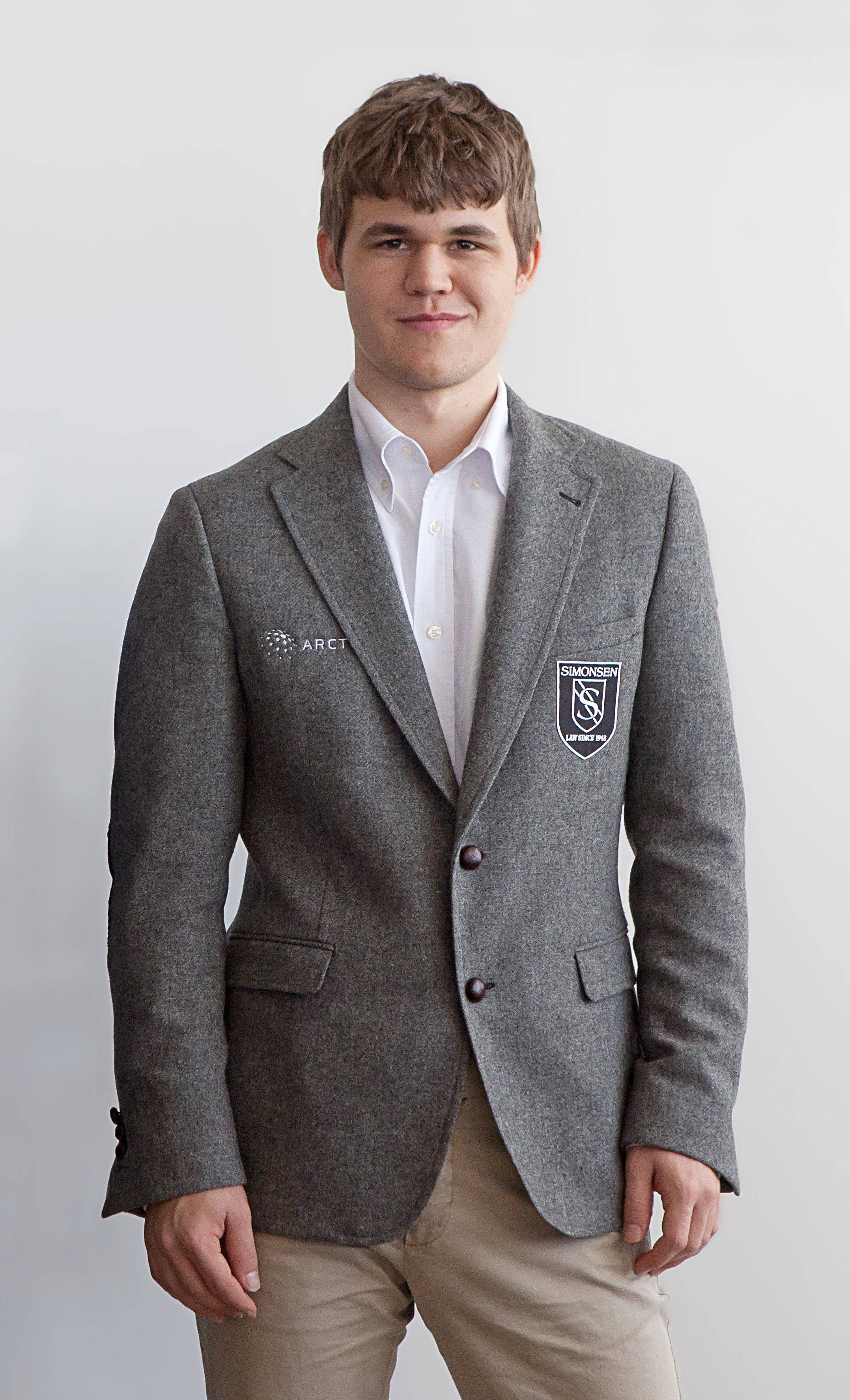 Magnus Carlsen, cashmere overcoat, gray blazer, 2K Phone Wallpaper