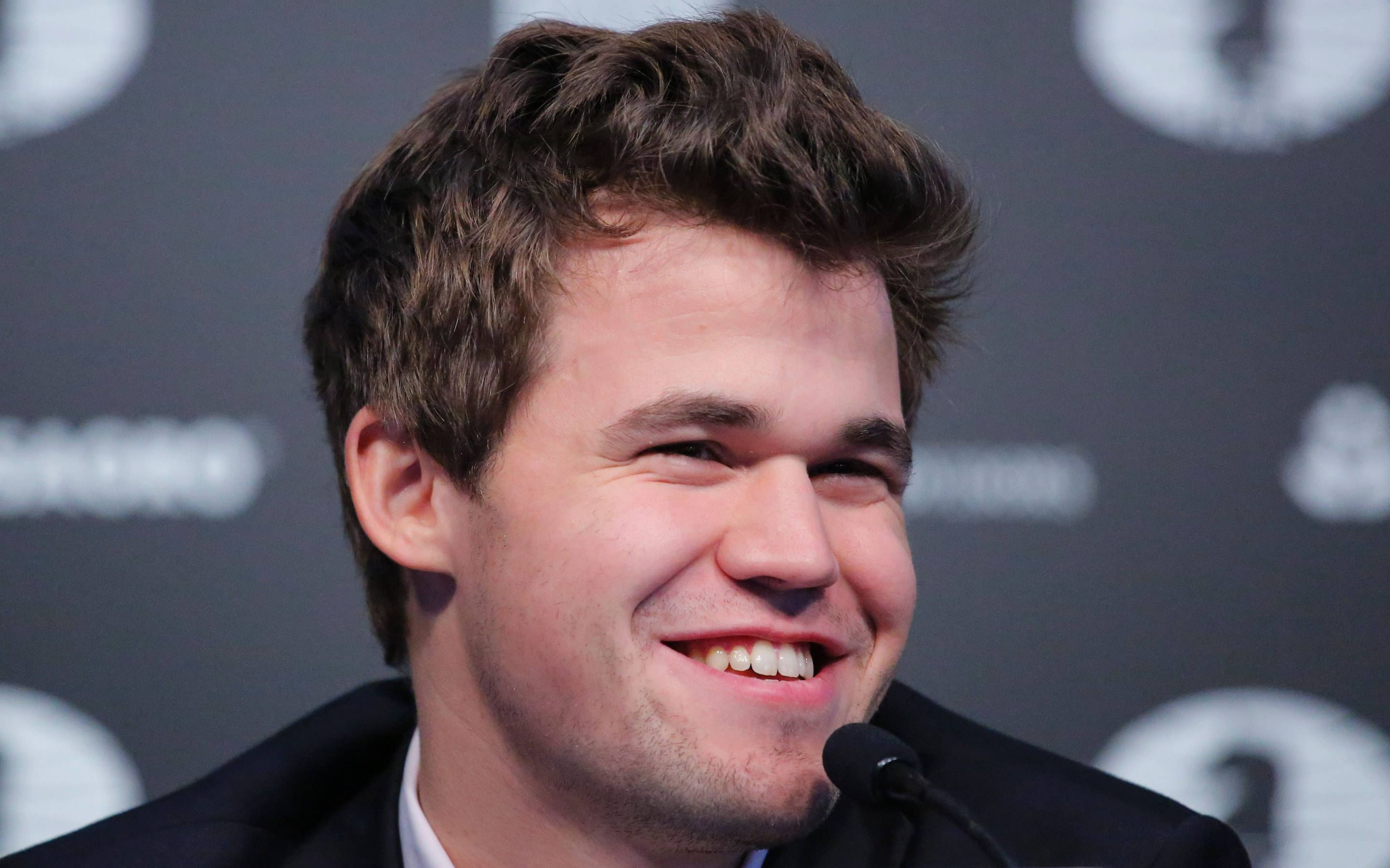 Magnus Carlsen, suit, branded backdrop, 2K Desktop Wallpaper