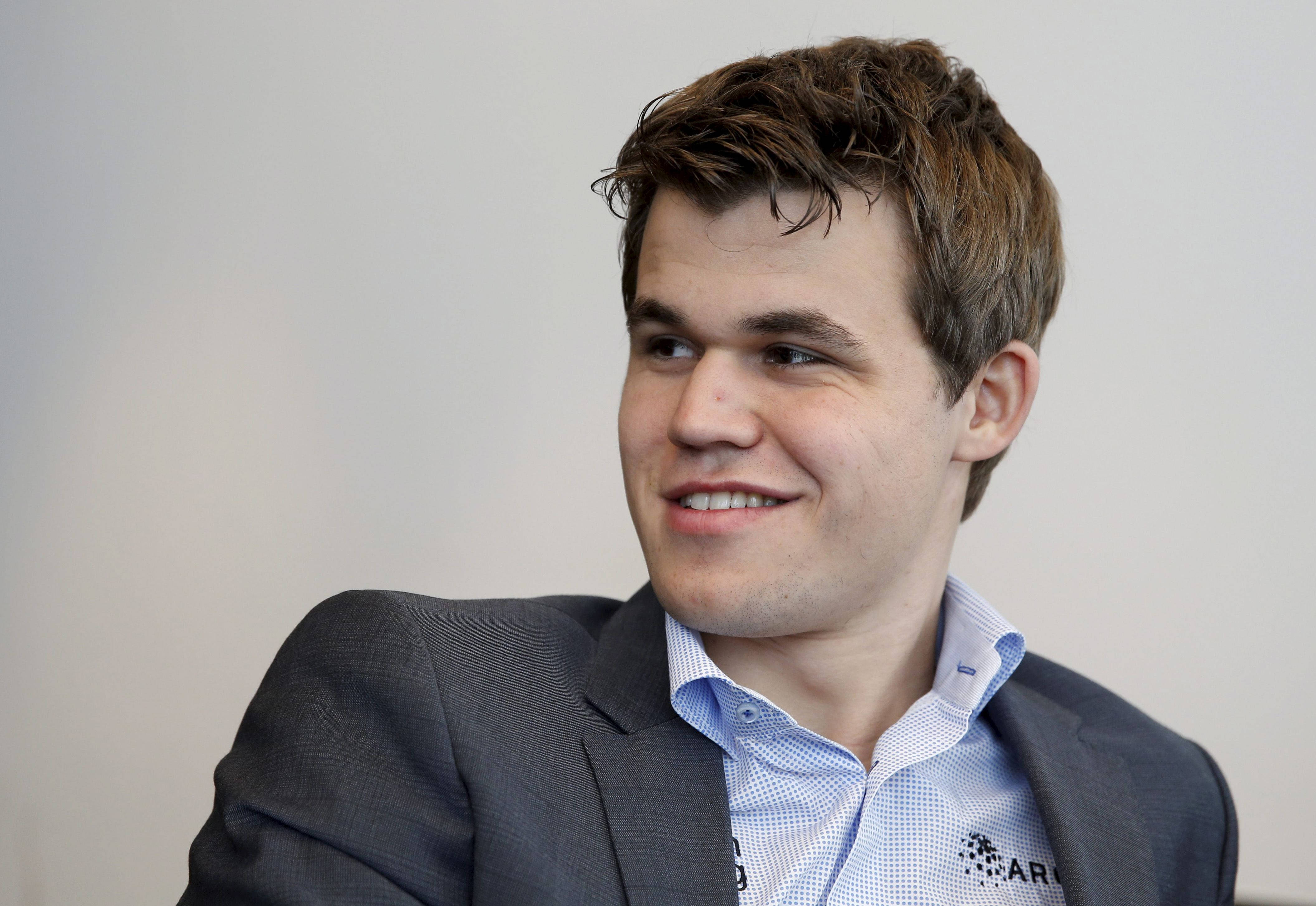 Magnus Carlsen, gray suit, blue shirt, 4K Desktop Wallpaper