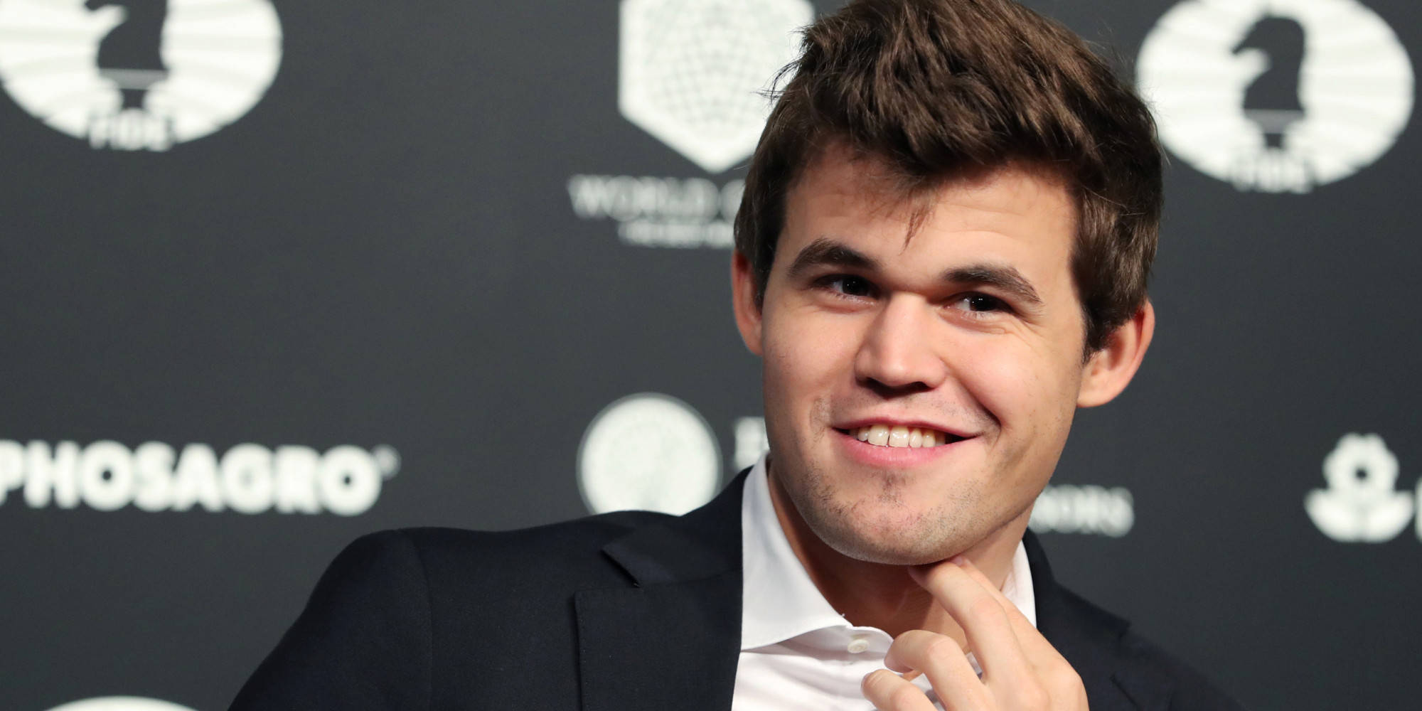 Magnus Carlsen, dark suit, white shirt, Full HD Desktop Wallpaper