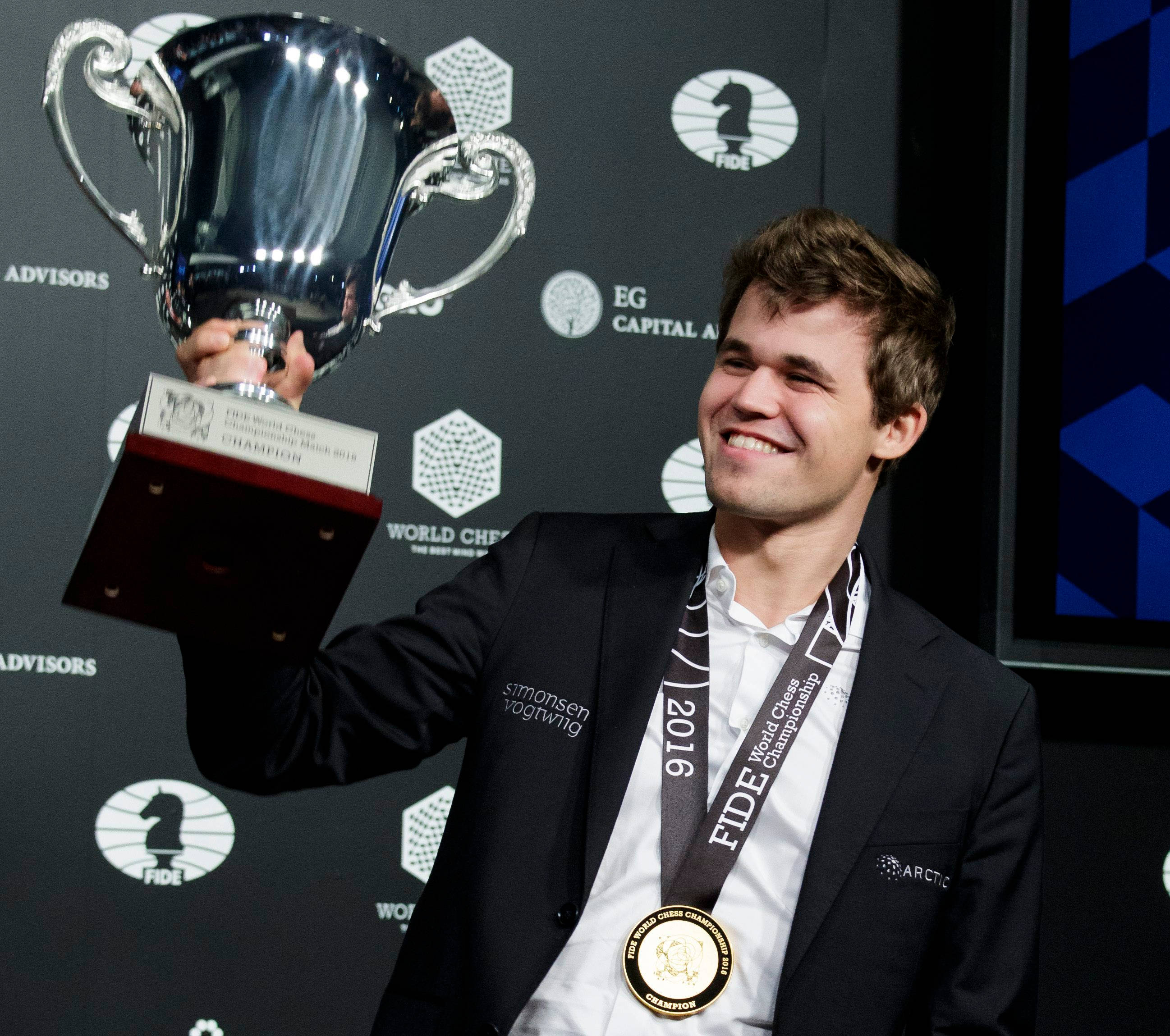 Magnus Carlsen, chess tournament, silver trophy, 2K Desktop Wallpaper