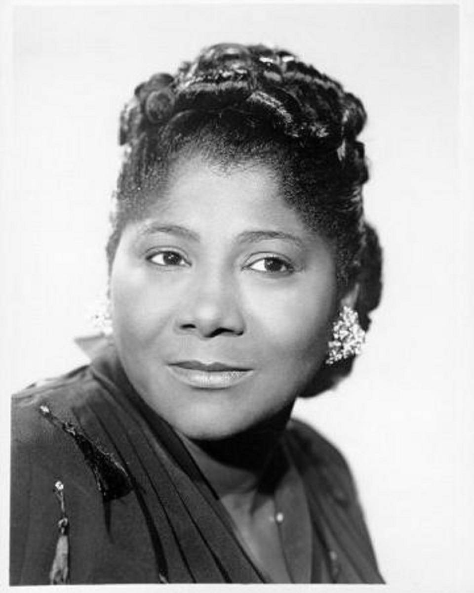 Mahalia Jackson, American gospel singer, 1954 portrait, SD Phone Wallpaper