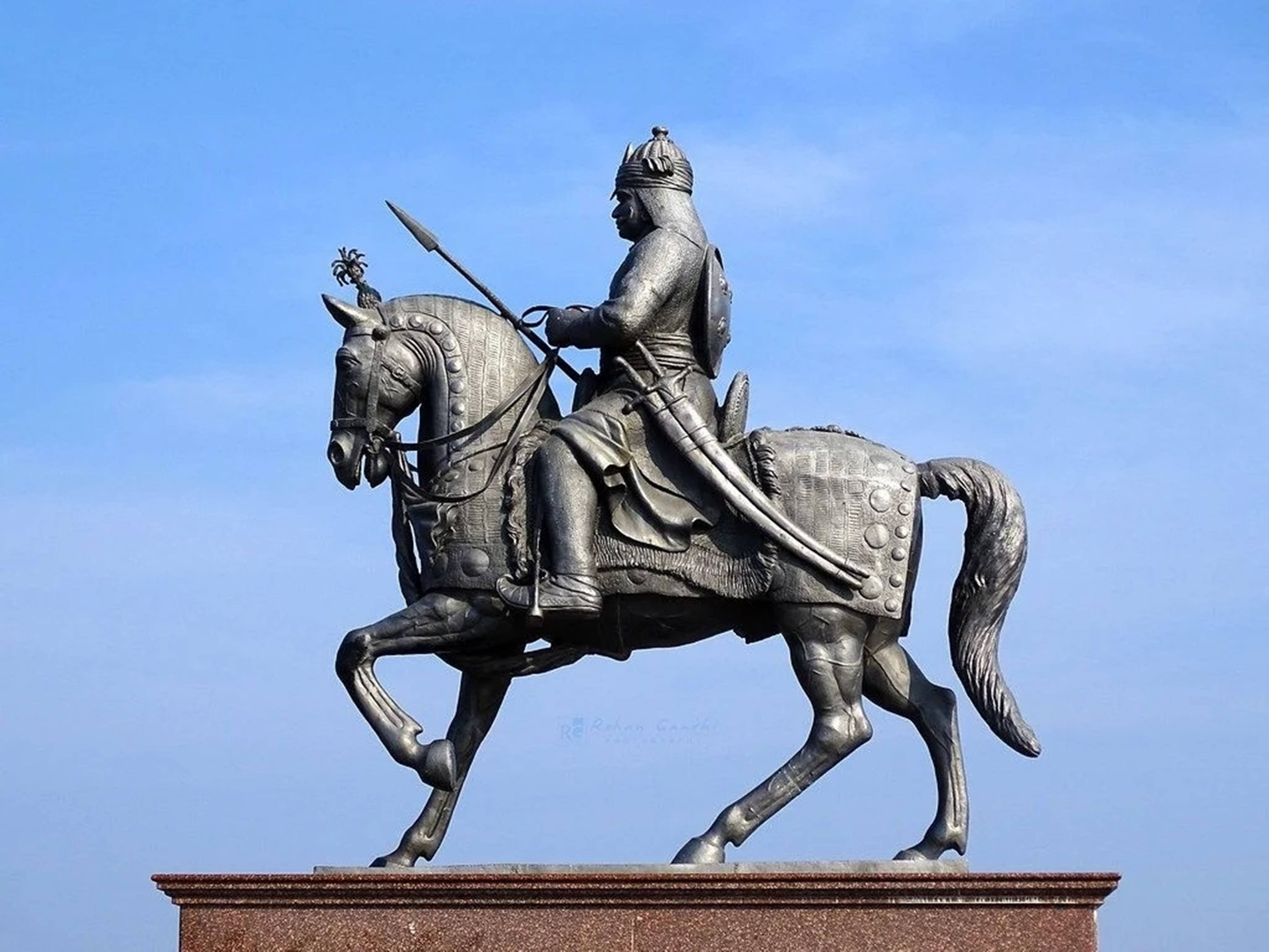 Maharana Pratap, bronze equestrian statue, warrior in armor, 4K Desktop Wallpaper