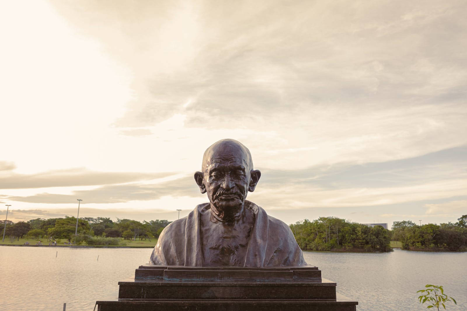 Mahatma Gandhi, bronze bust, pedestal, HD Desktop Wallpaper