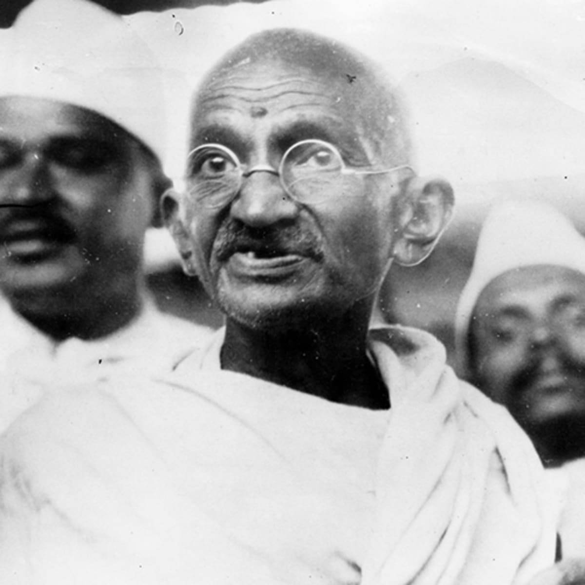 Mahatma Gandhi, round glasses, white dhoti, SD Desktop Wallpaper