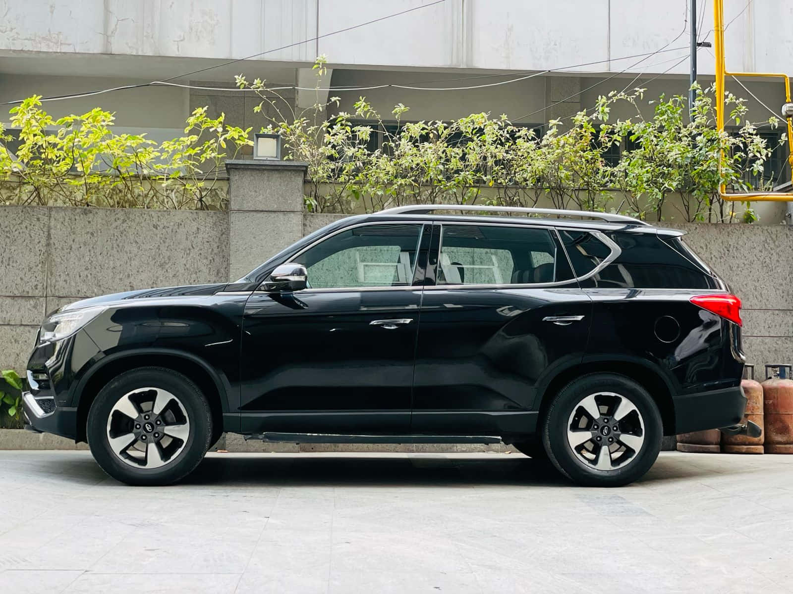 Mahindra Alturas G4, black, concrete surface, HD Desktop Wallpaper