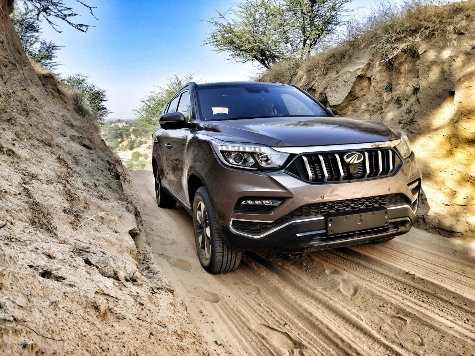 Mahindra Alturas G4, rugged brown SUV, narrow sandy trail, HD Desktop Wallpaper