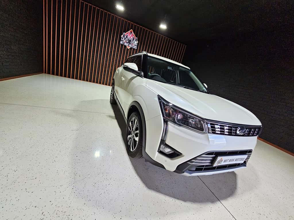 Mahindra XUV300, showroom, pristine white, SD Desktop Wallpaper