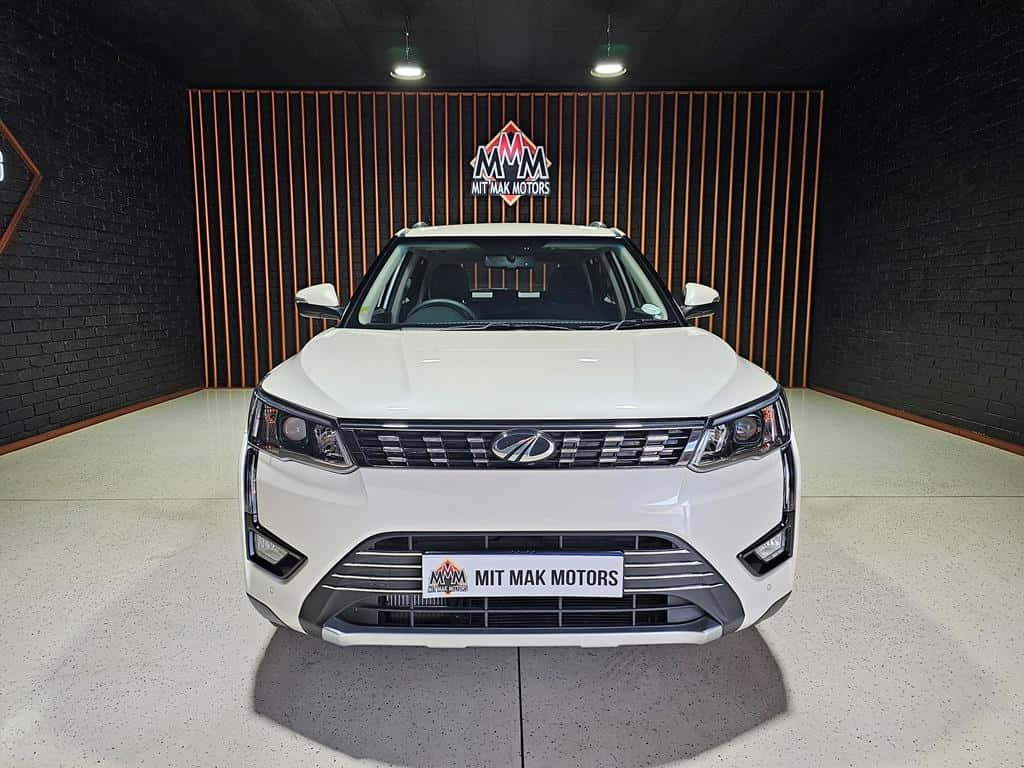 Mahindra XUV300, showroom, white, SD Desktop Wallpaper