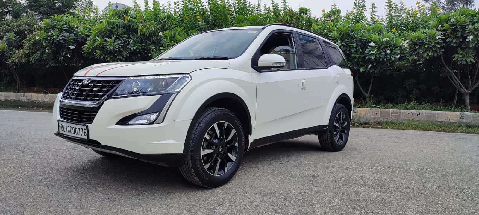 Mahindra XUV500, white SUV, black accents, HD Desktop Wallpaper