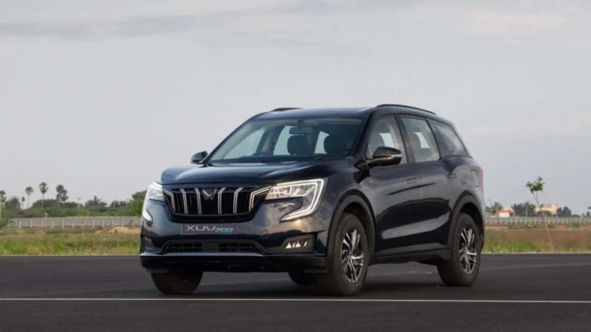Mahindra XUV500, sleek black SUV, asphalt road, SD Desktop Wallpaper
