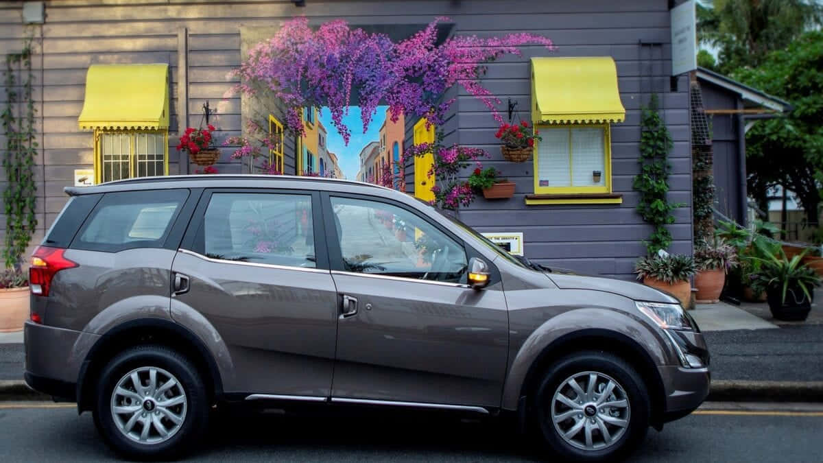 Mahindra XUV500, gray SUV, purple house, SD Desktop Wallpaper