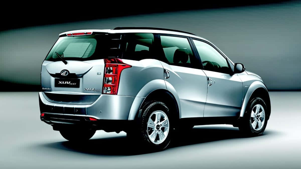 Mahindra XUV500, silver, red taillights, SD Desktop Wallpaper