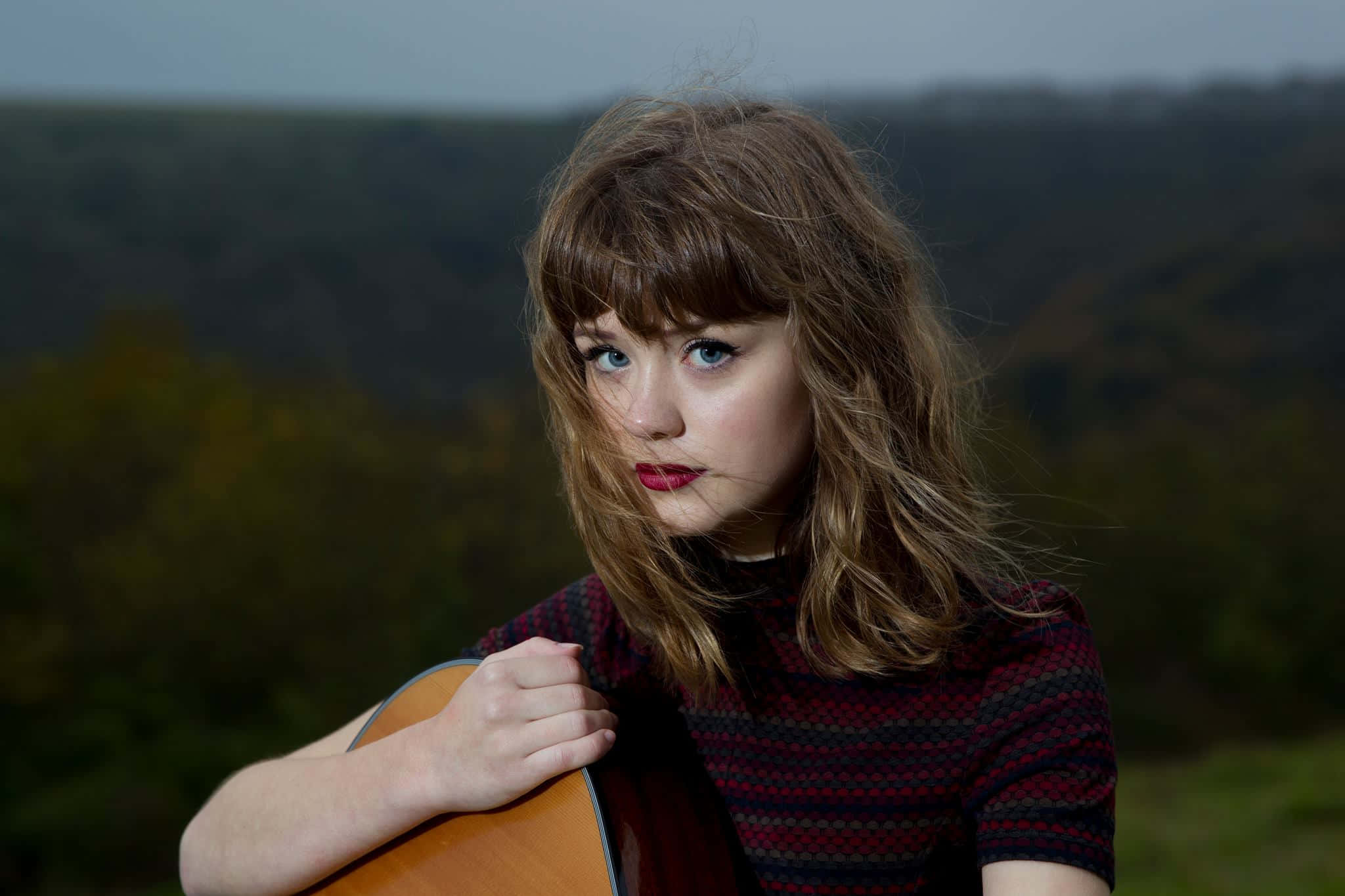 Maisie Peters, acoustic guitar, tousled brown hair, Full HD Desktop Wallpaper