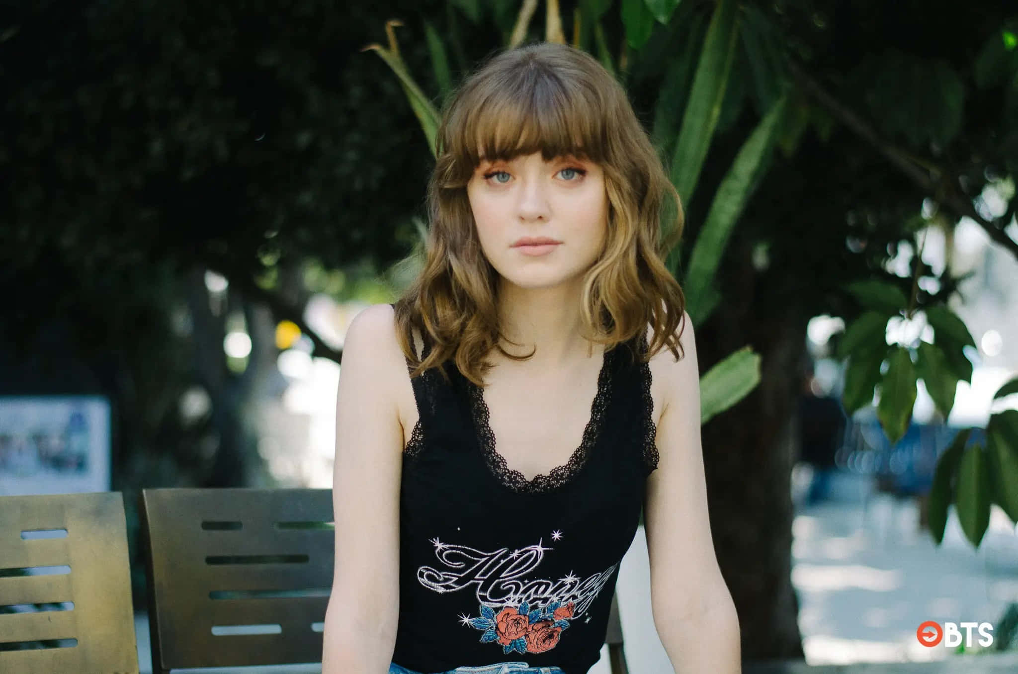 Maisie Peters, wavy brown hair, bangs, Full HD Desktop Wallpaper