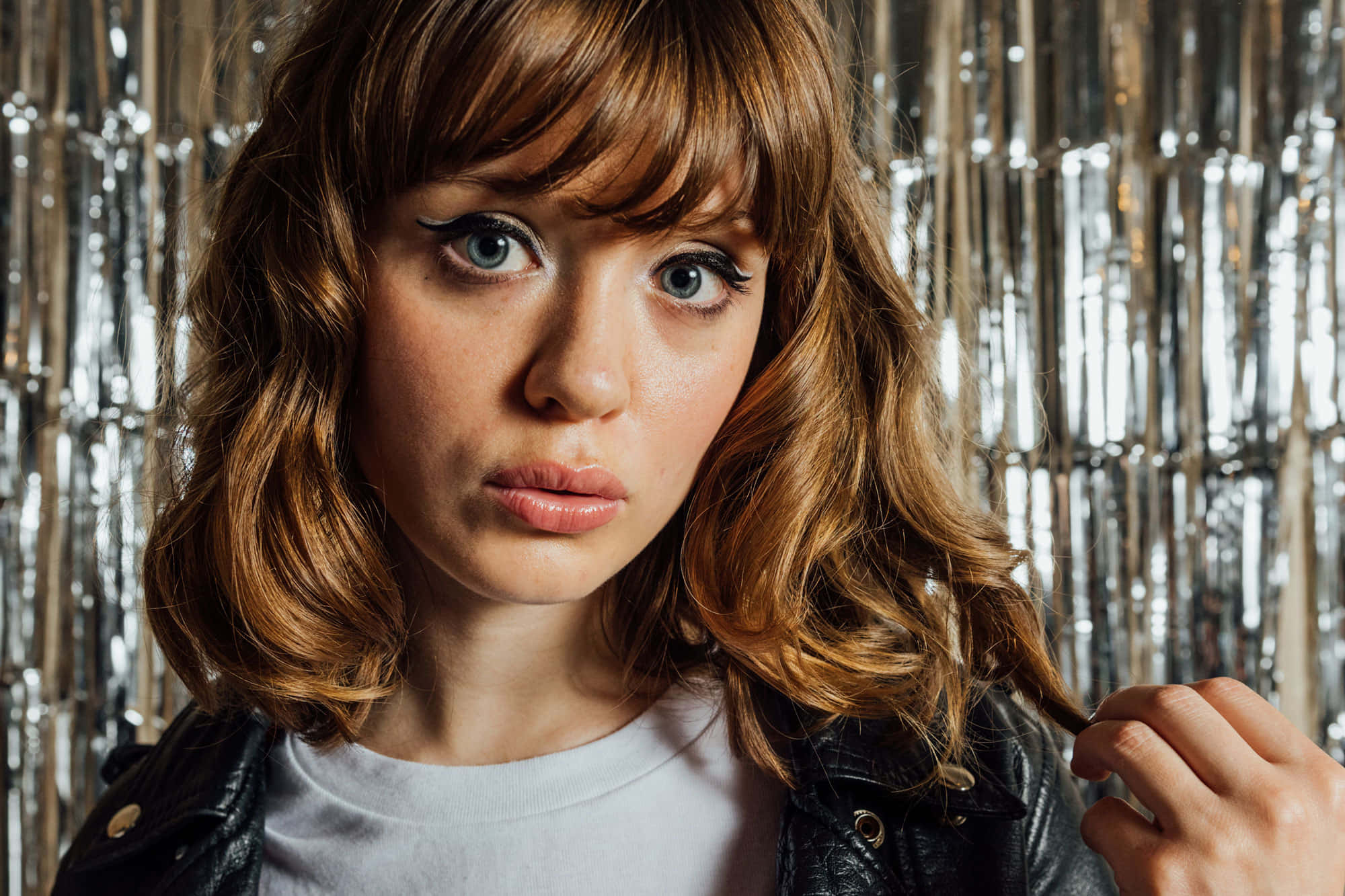 Maisie Peters, wavy auburn hair, bold eyeliner, Full HD Desktop Wallpaper
