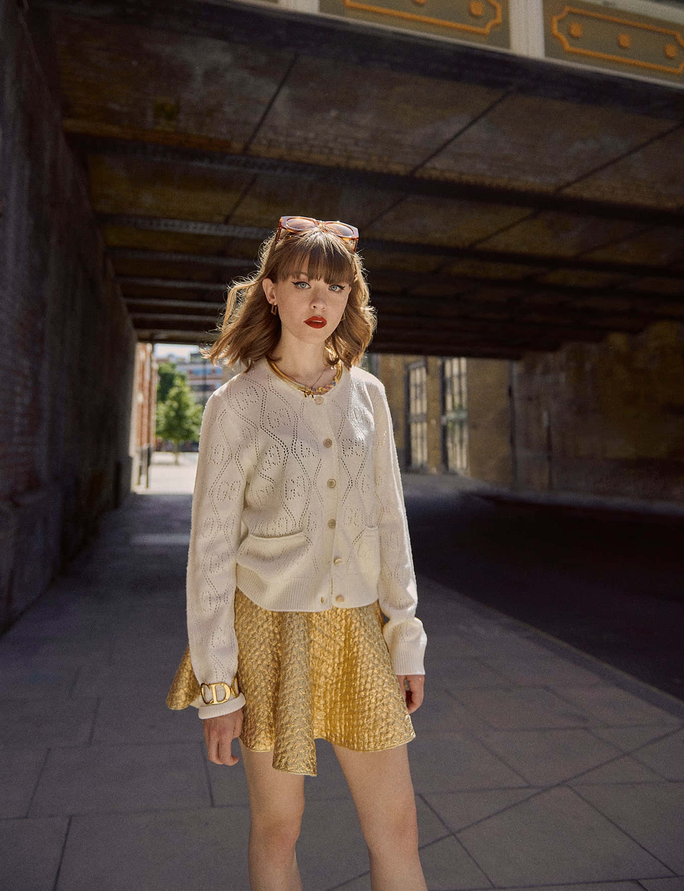 Maisie Peters, cream knit cardigan, gold pleated skirt, HD Phone Wallpaper