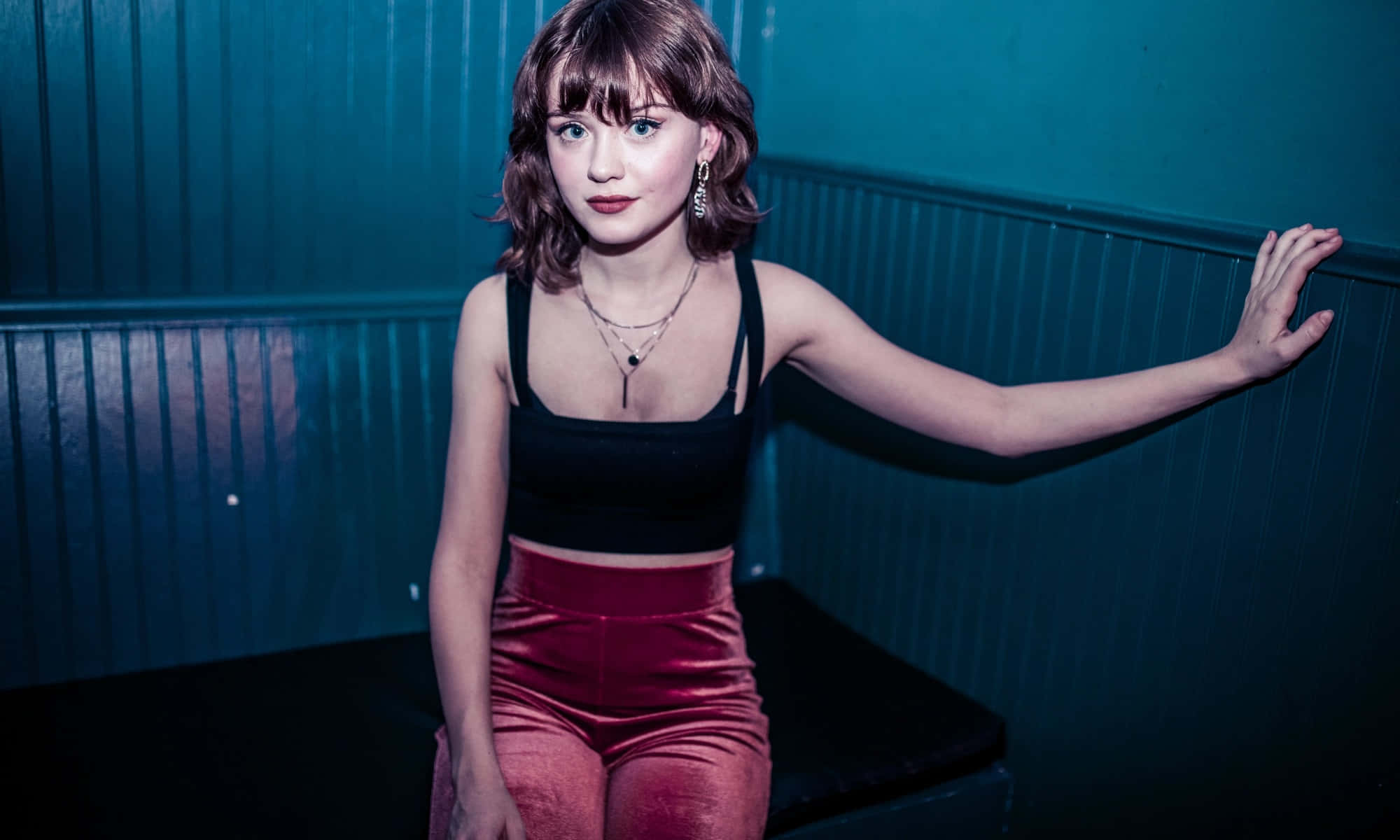 Maisie Peters, teal paneled wall, black crop top, Full HD Desktop Wallpaper