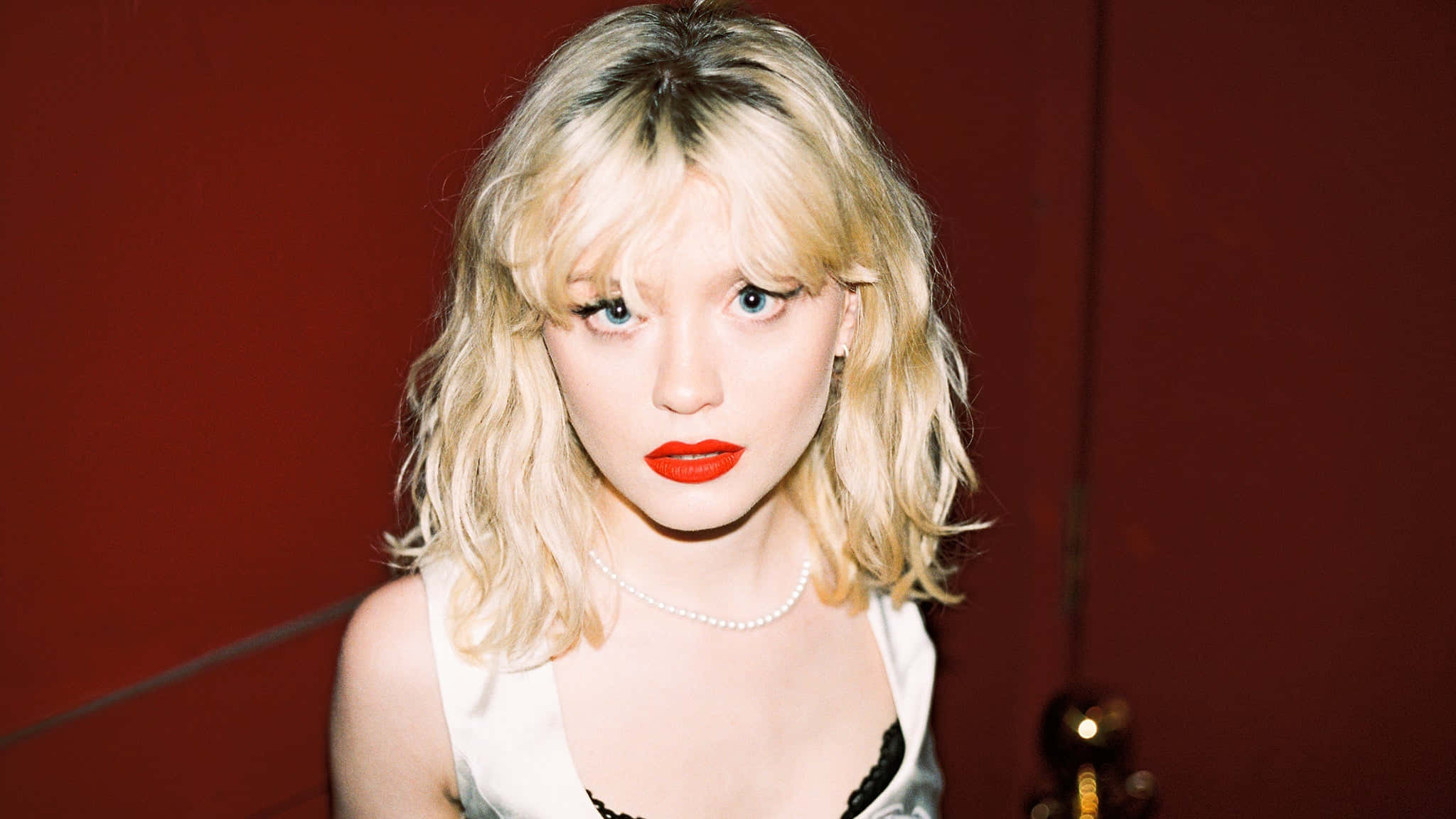 Maisie Peters, blonde hair, bold red lips, Full HD Desktop Wallpaper
