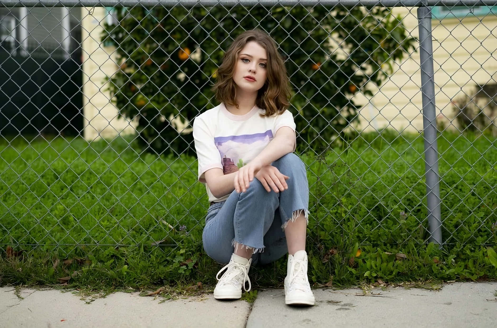 Maisie Peters, wavy brown hair, chain-link fence, HD Desktop Wallpaper