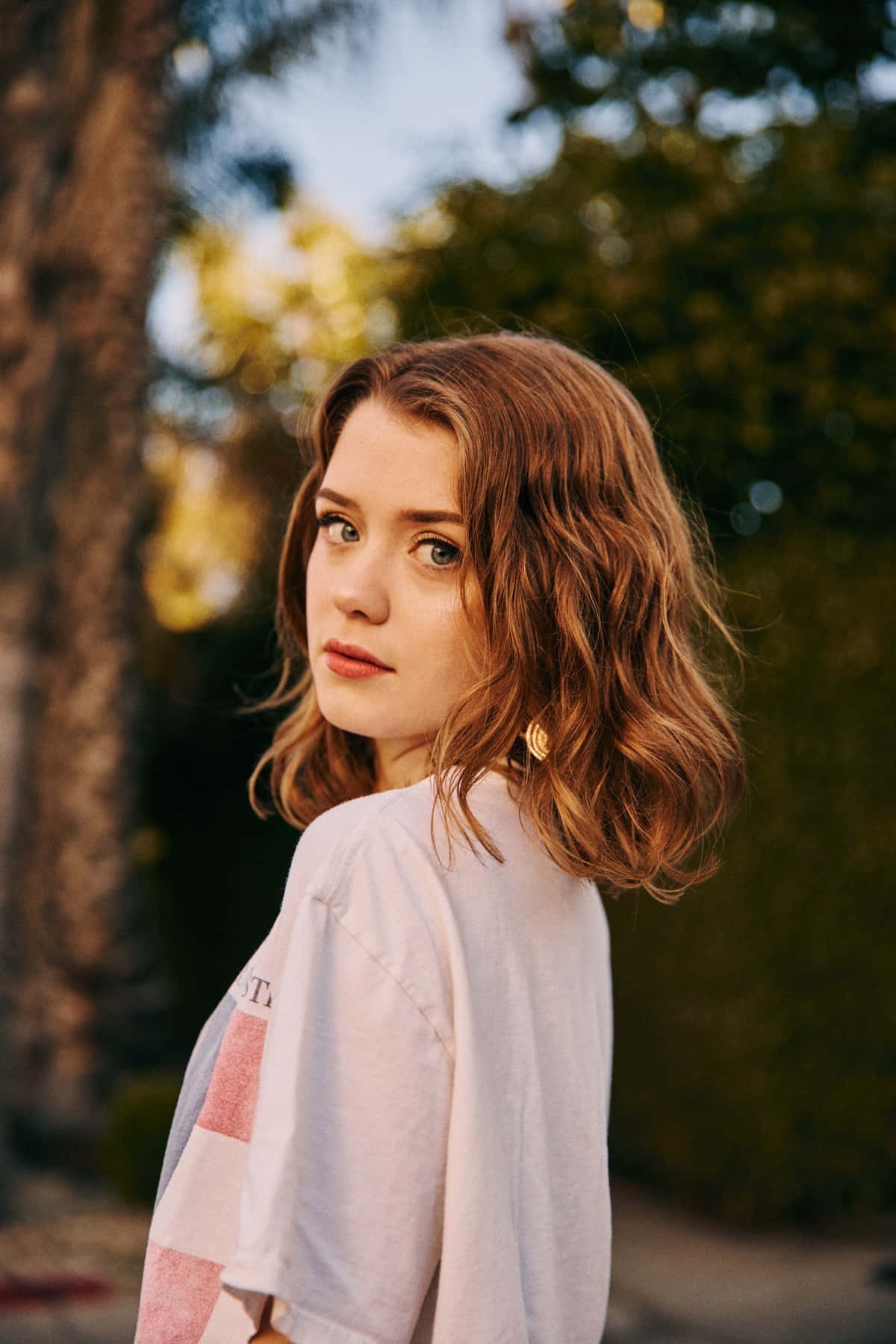 Maisie Peters, wavy auburn hair, sunlit outdoor setting, HD Phone Wallpaper