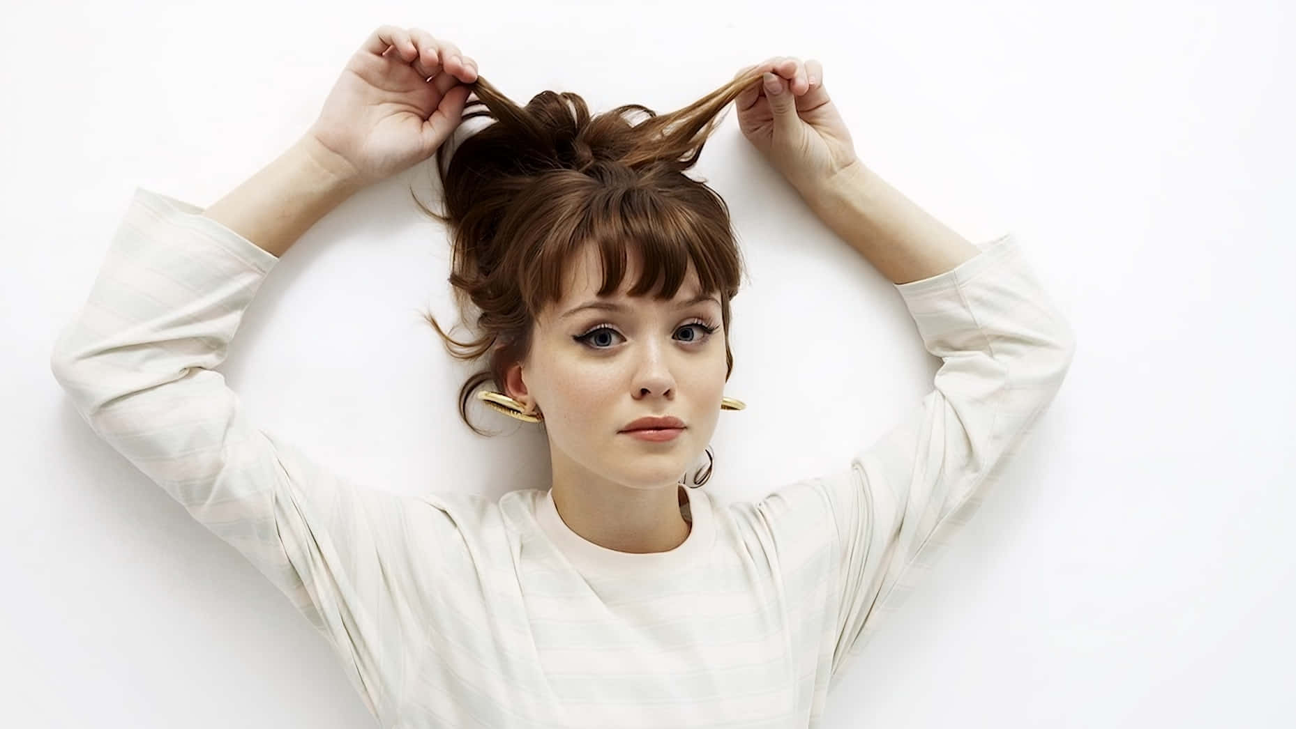 Maisie Peters, brown hair, white background, HD Desktop Wallpaper