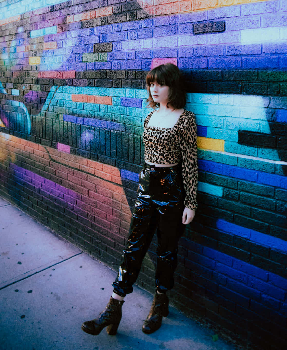 Maisie Peters, leopard print top, shiny black pants, HD Phone Wallpaper