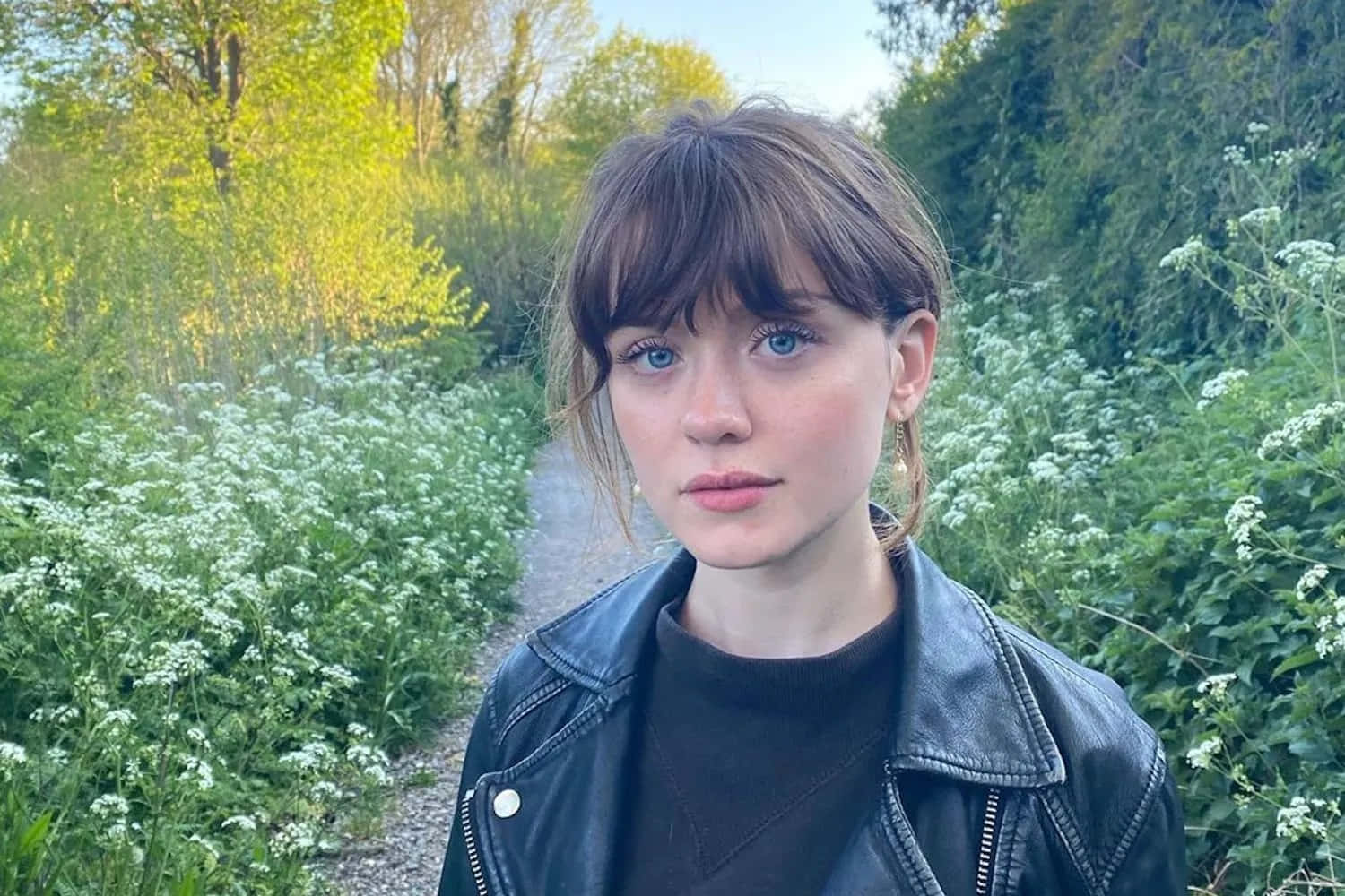 Maisie Peters, blue eyes, bangs, HD Desktop Wallpaper