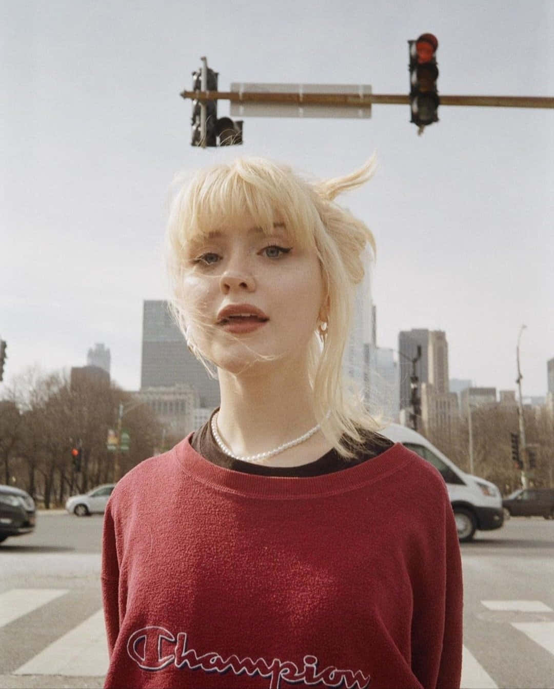 Maisie Peters, blonde hair, red Champion sweatshirt, HD Phone Wallpaper