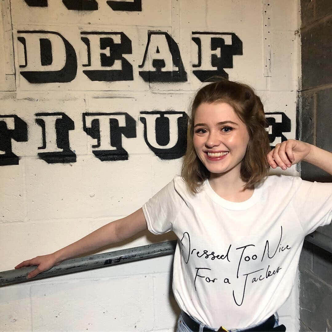 Maisie Peters, white tshirt, handwritten text, SD Desktop Wallpaper