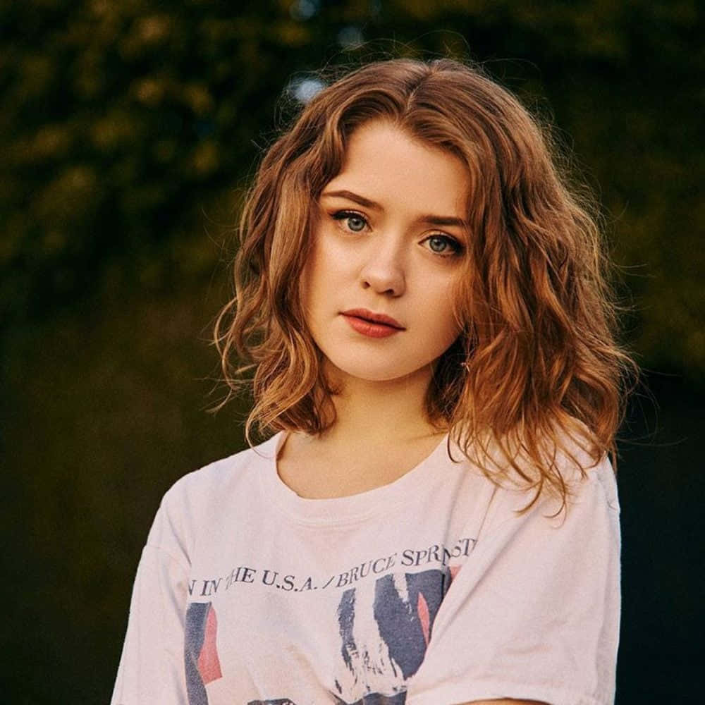 Maisie Peters, wavy brown hair, green eyes, SD Desktop Wallpaper