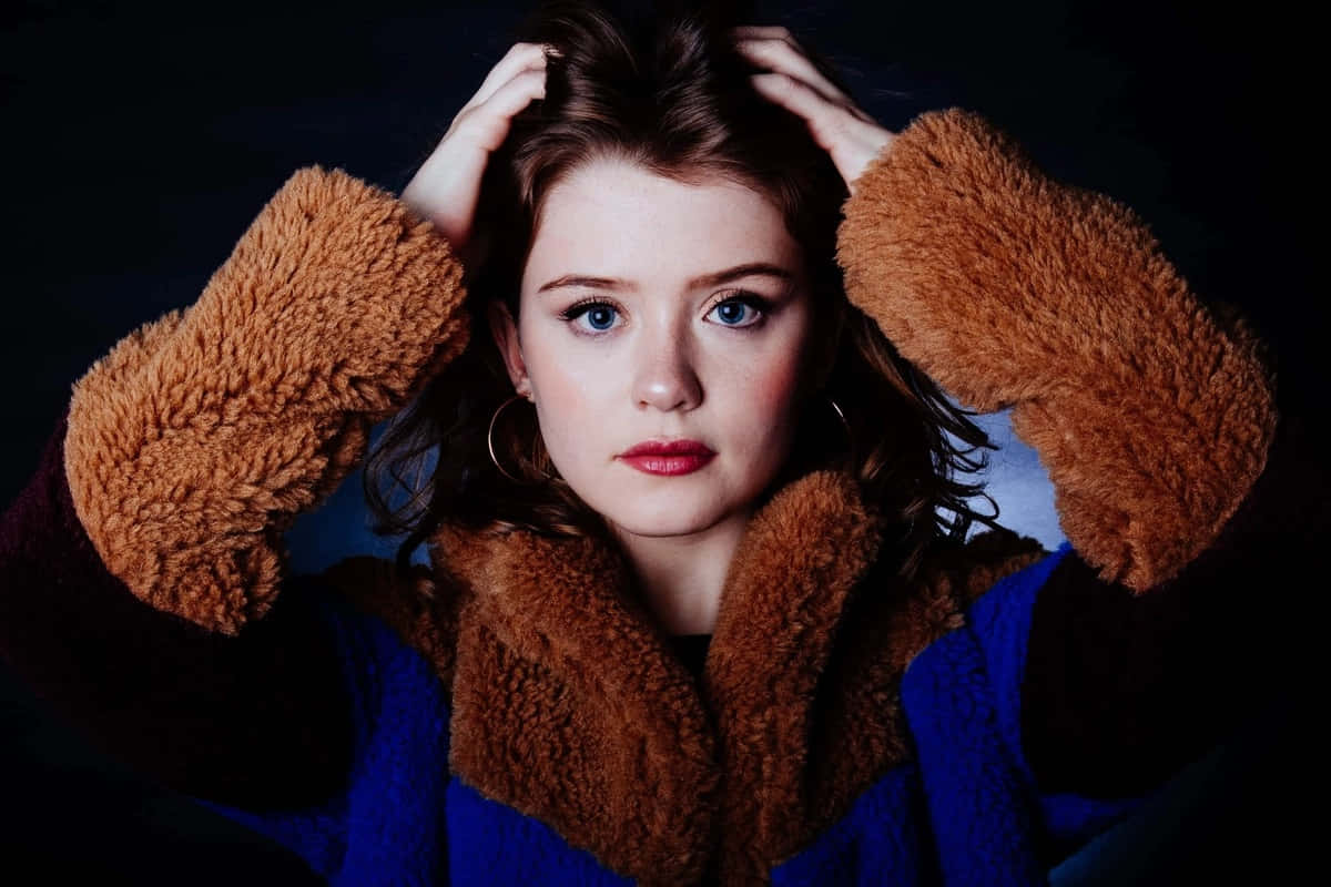 Maisie Peters, blue eyes, brown hair, SD Desktop Wallpaper