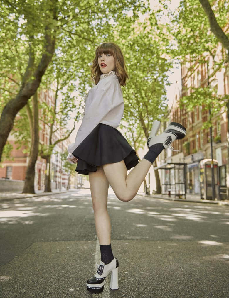 Maisie Peters, white blouse, black skirt, SD Phone Wallpaper