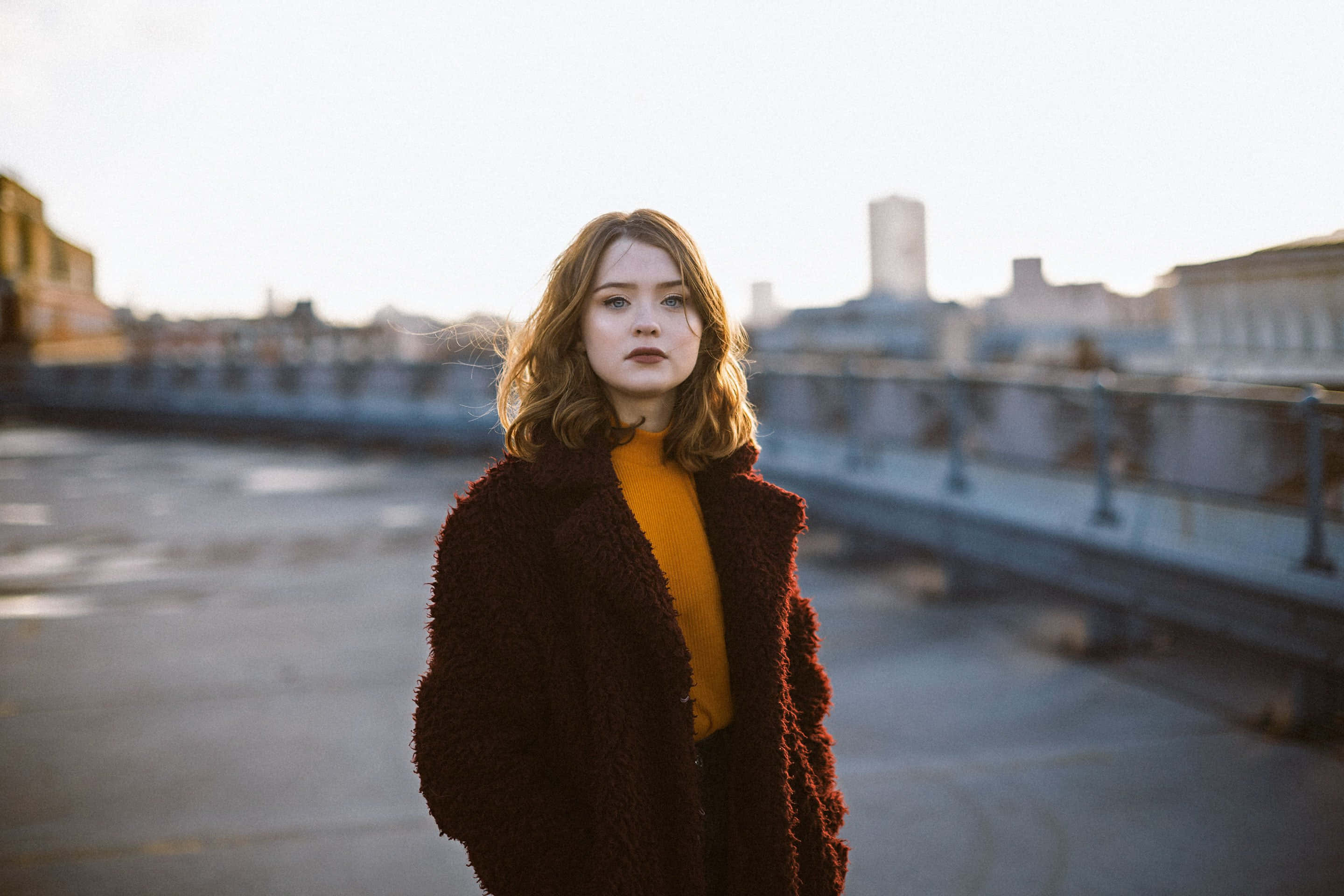 Maisie Peters, textured brown coat, mustard sweater, 2K Desktop Wallpaper