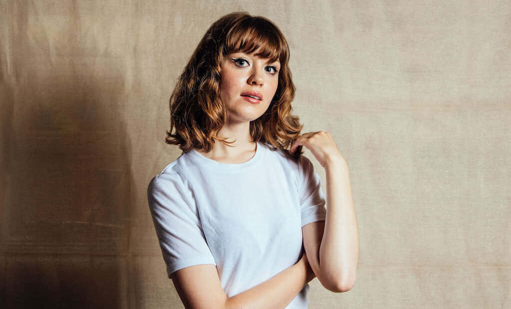 Maisie Peters, wavy brown hair, bangs, SD Desktop Wallpaper
