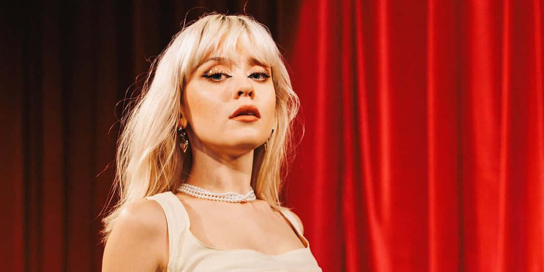 Maisie Peters, blonde woman, bangs, SD Desktop Wallpaper