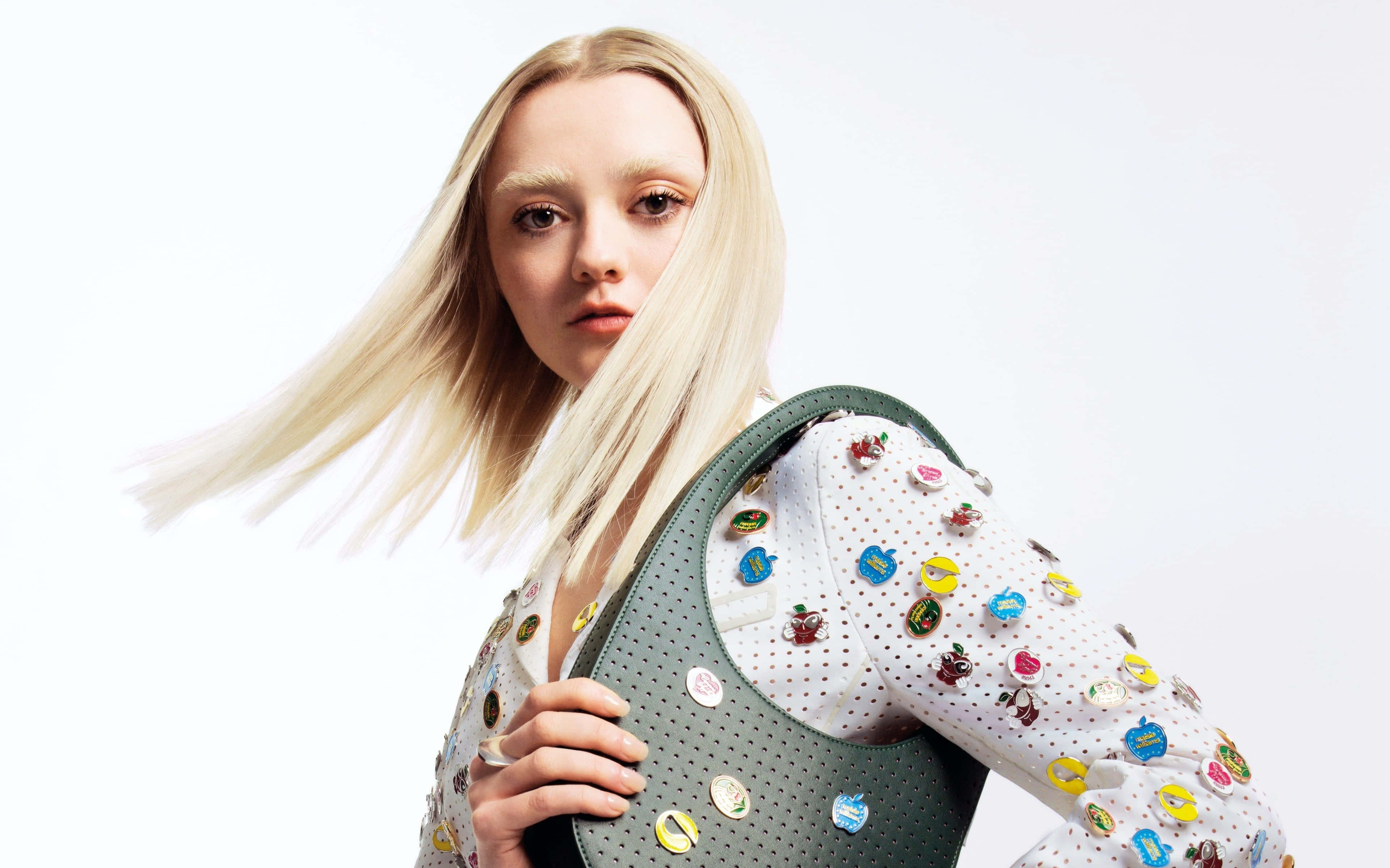 Maisie Williams, blonde woman, green perforated bag, 4K Desktop Wallpaper
